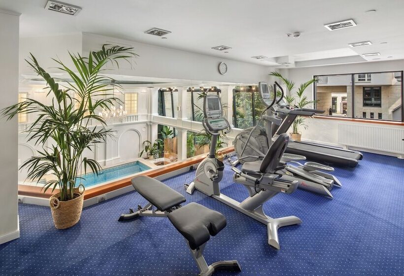 Queen S Court Hotel & Residence