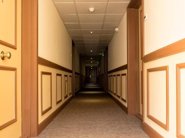 Residence Hotel Les Ducs De Chevreuse Avec Hébergement, Repas & Pdj, Séminaire, Bureau & Parking