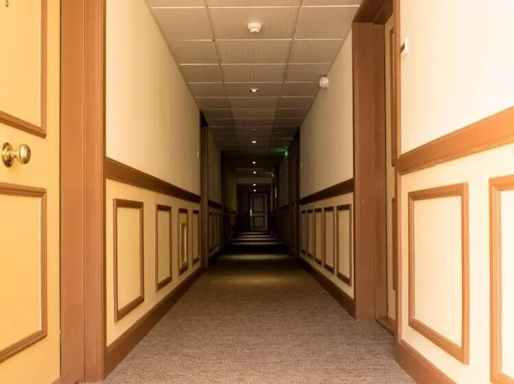 Residence Hotel Les Ducs De Chevreuse Avec Hébergement, Repas & Pdj, Séminaire, Bureau & Parking