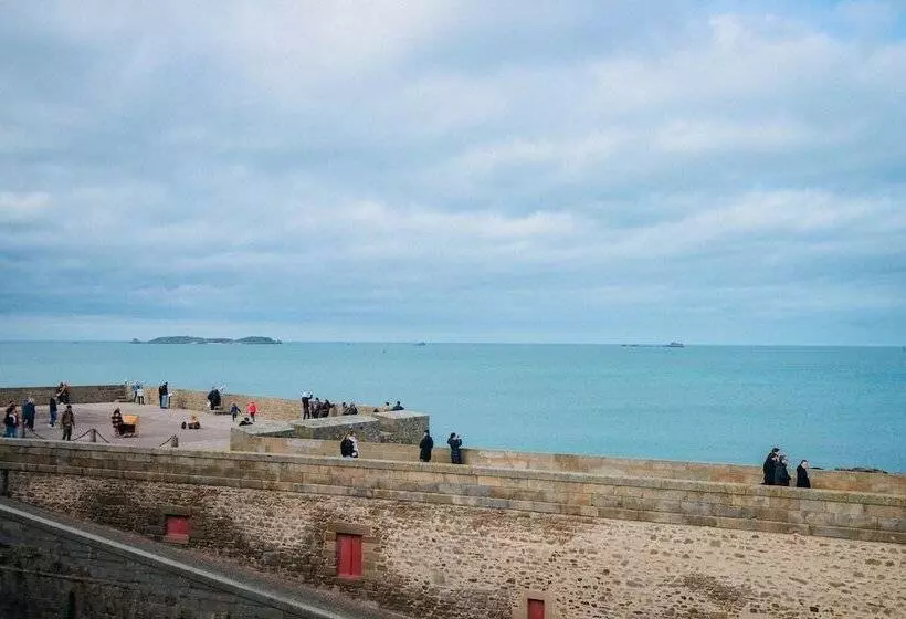 Отель De La Cite