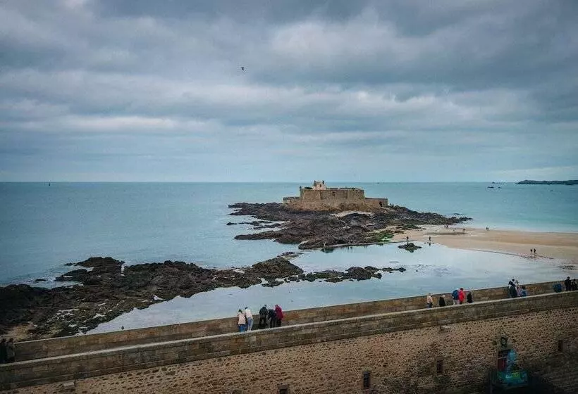 Отель De La Cite