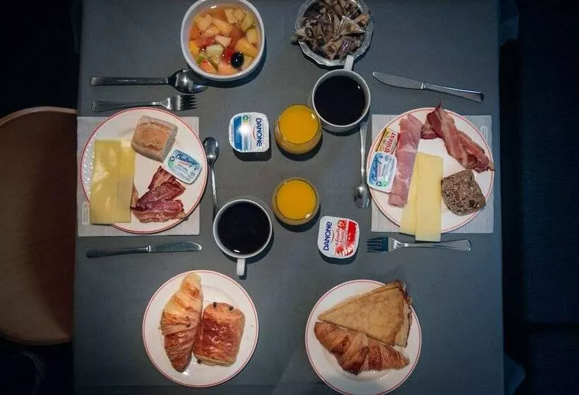 Отель De La Cite