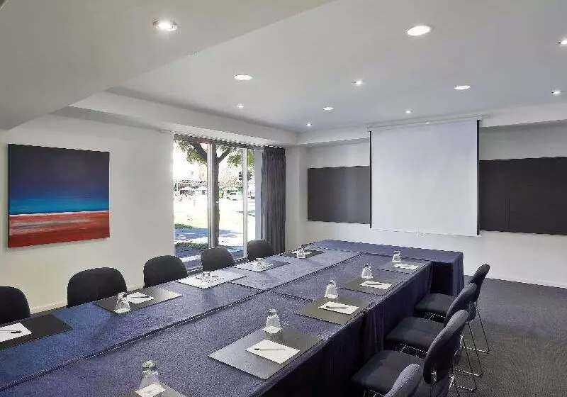 Отель East Perth Suites