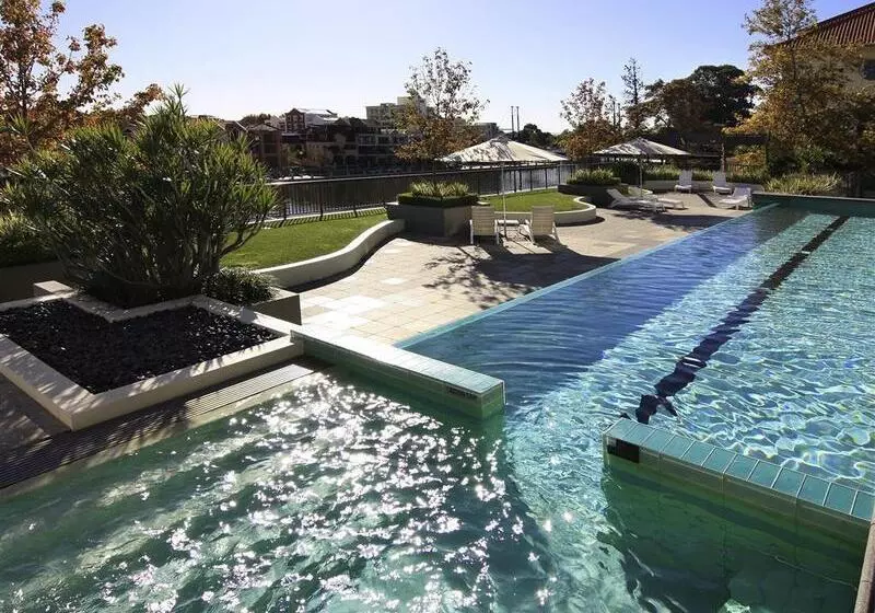 Отель East Perth Suites