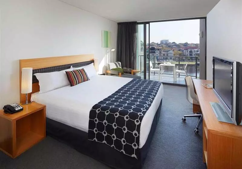 Отель East Perth Suites