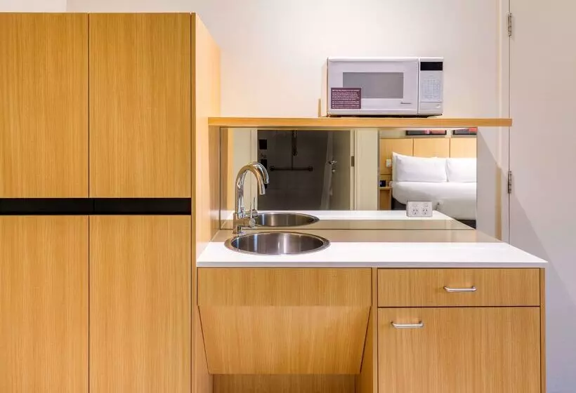 Отель Mercure Brisbane Garden City