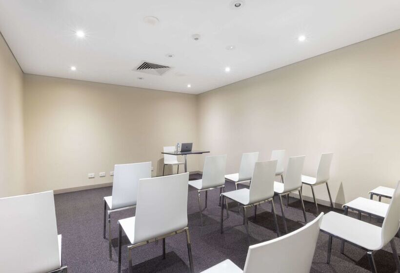 Отель Mercure Brisbane Garden City