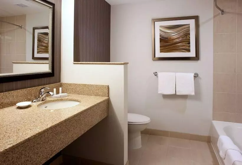 هتل Courtyard By Marriott Hamilton