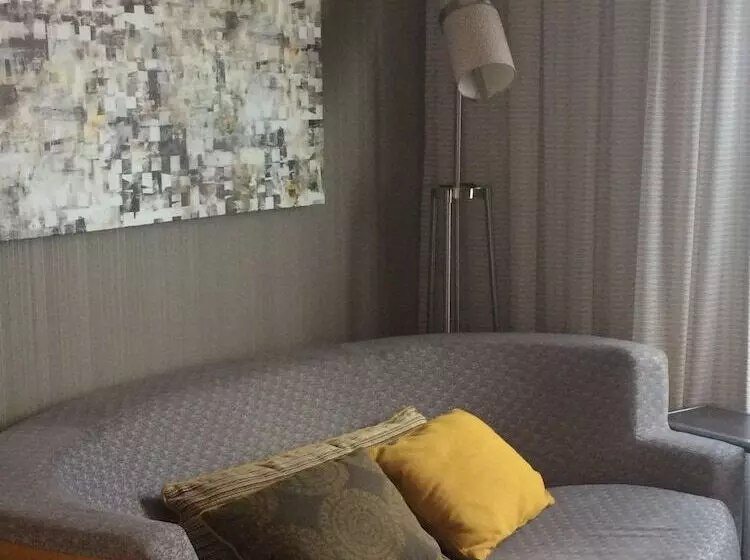 هتل Courtyard By Marriott Hamilton