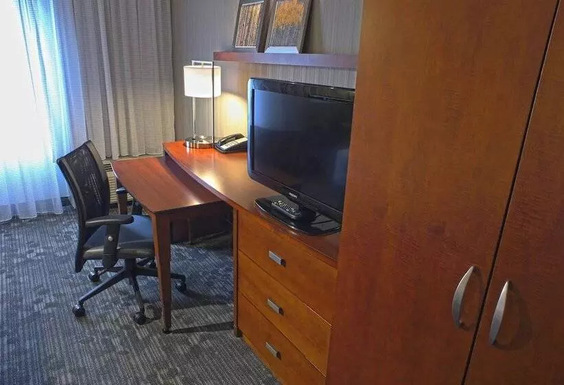 هتل Courtyard By Marriott Hamilton