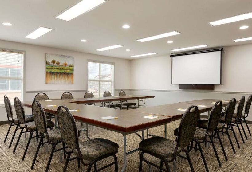 בית מלון כפרי Days Inn By Wyndham Steinbach