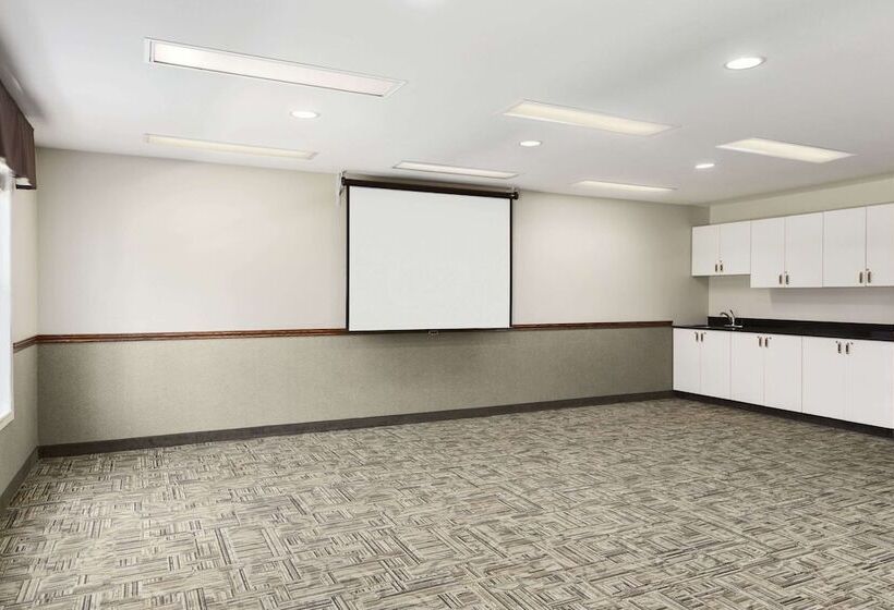 בית מלון כפרי Days Inn By Wyndham Steinbach