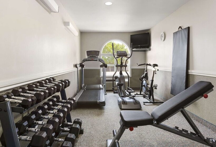 בית מלון כפרי Days Inn By Wyndham Steinbach