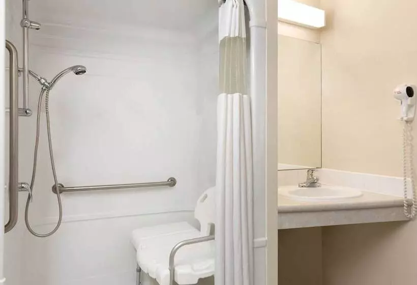 酒店 Days Inn By Wyndham Steinbach