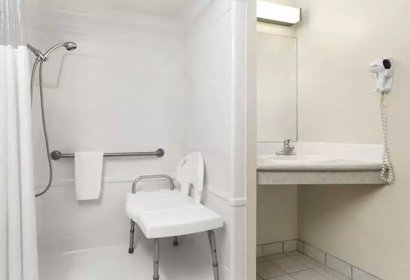 酒店 Days Inn By Wyndham Steinbach