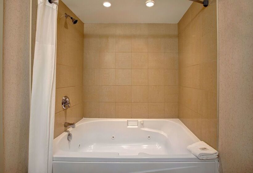 فندق Days Inn & Suites By Wyndham Collingwood