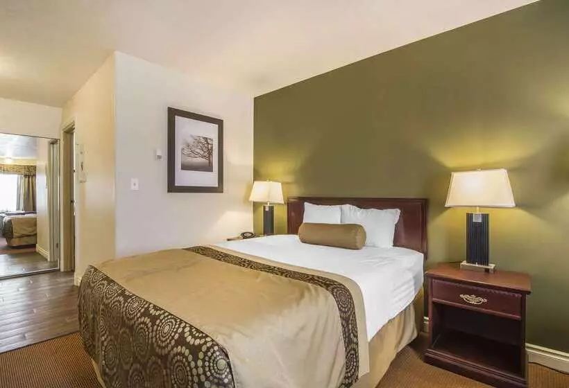 酒店 Econo Lodge Inn & Suites High Level