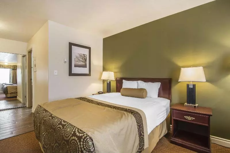 酒店 Econo Lodge Inn & Suites High Level