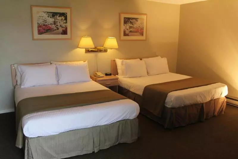 בית מלון כפרי Knights Inn Kamloops