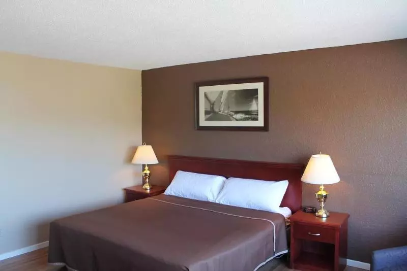 בית מלון כפרי Knights Inn Kamloops