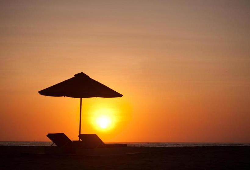 בית מלון כפרי The Sandi Phala Beach Resort And Ma Joly Restaurant