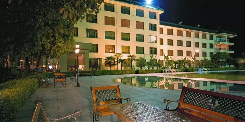 Sainty Lakeside Hotel
