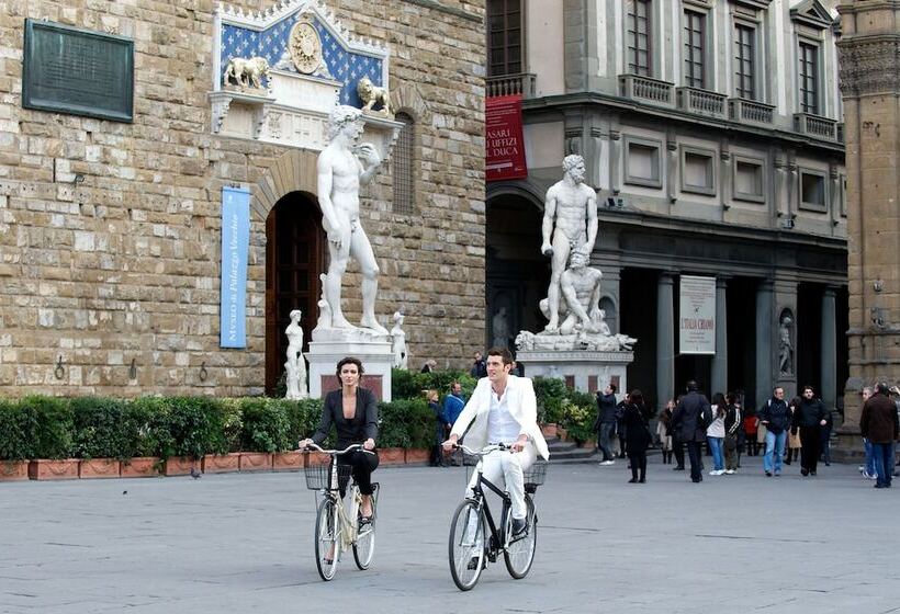 هتل Portrait Firenze  Lungarno Collection