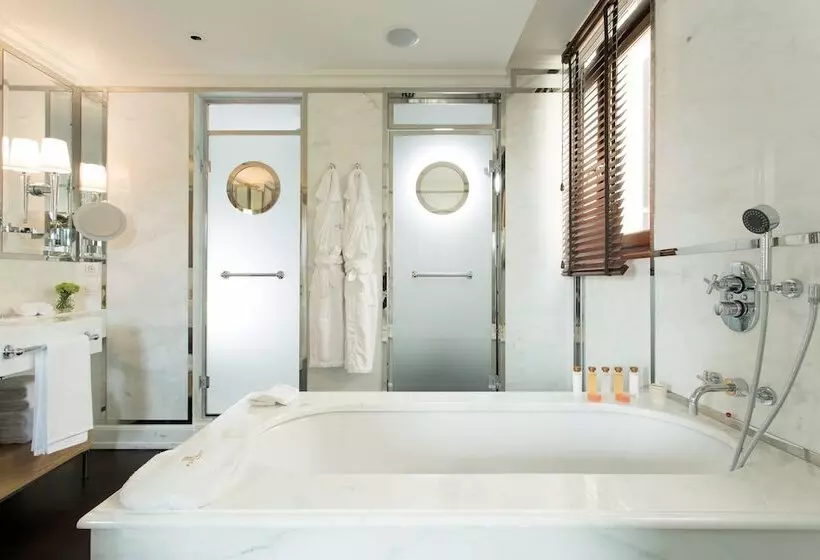 هتل Portrait Firenze  Lungarno Collection