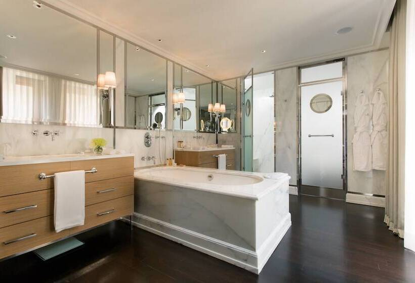 هتل Portrait Firenze  Lungarno Collection