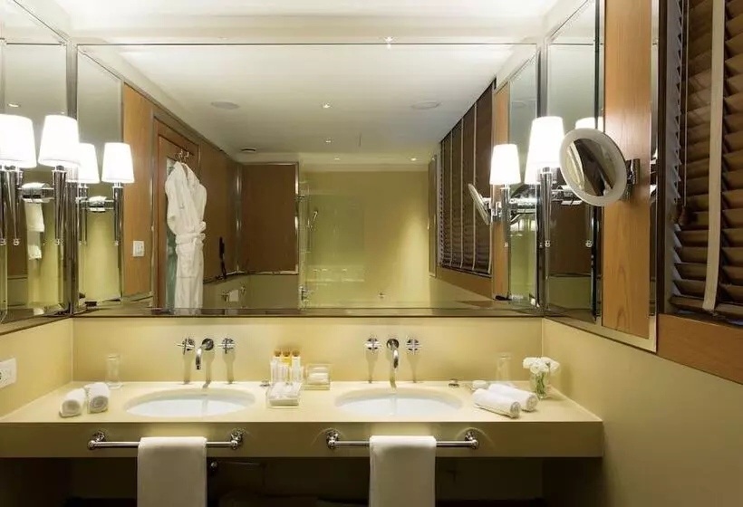 هتل Portrait Firenze  Lungarno Collection