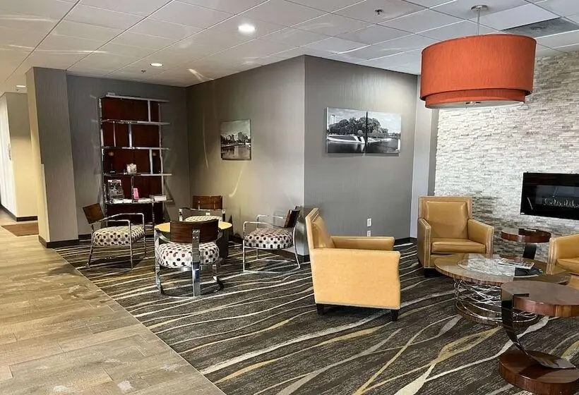 ホテル Americinn By Wyndham Rochester Near Mayo Clinic