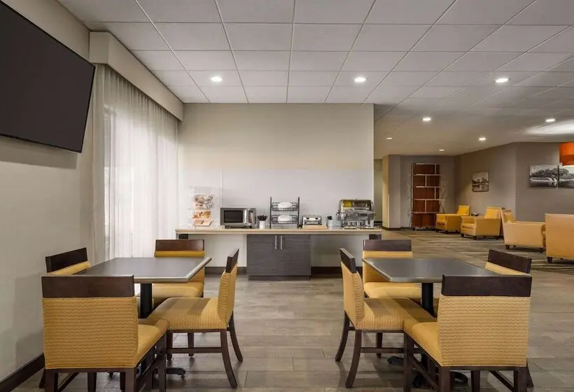ホテル Americinn By Wyndham Rochester Near Mayo Clinic