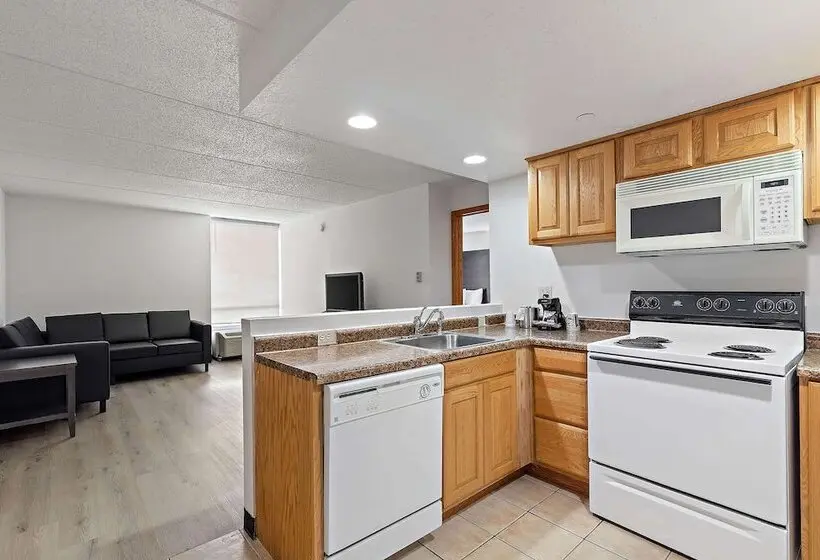 ホテル Americinn By Wyndham Rochester Near Mayo Clinic