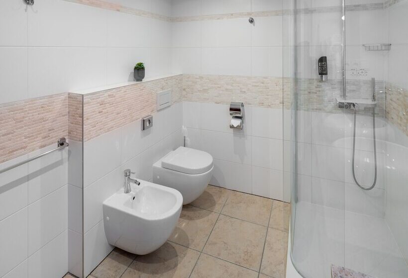 هتل Aurus By Adrez