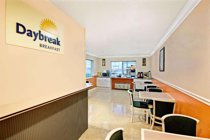 Отель Days Inn By Wyndham San Antonio Airport