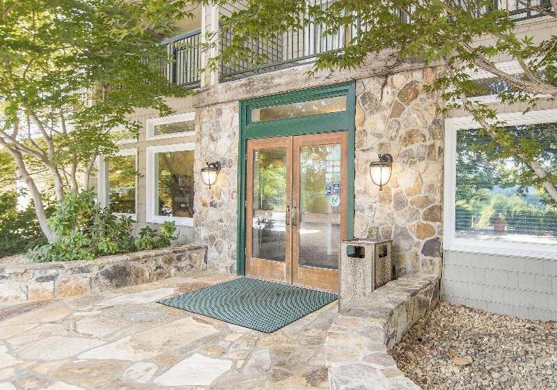 בית מלון כפרי Lake Chatuge Lodge