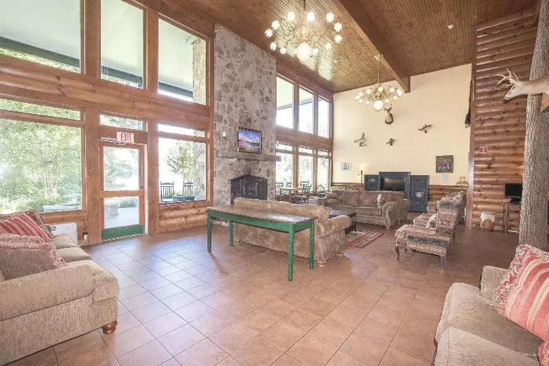 Отель Lake Chatuge Lodge