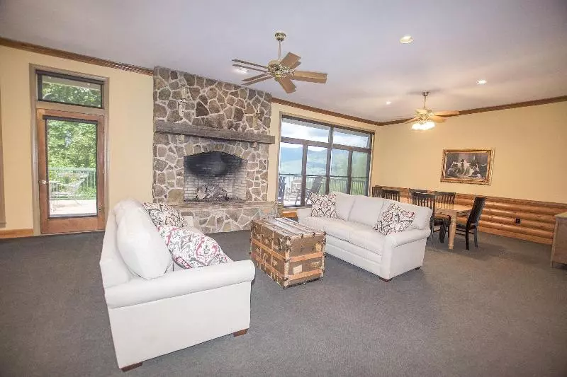 Отель Lake Chatuge Lodge