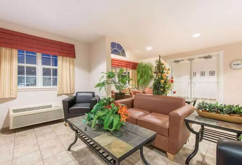 Microtel Inn & Suites By Wyndham Altus