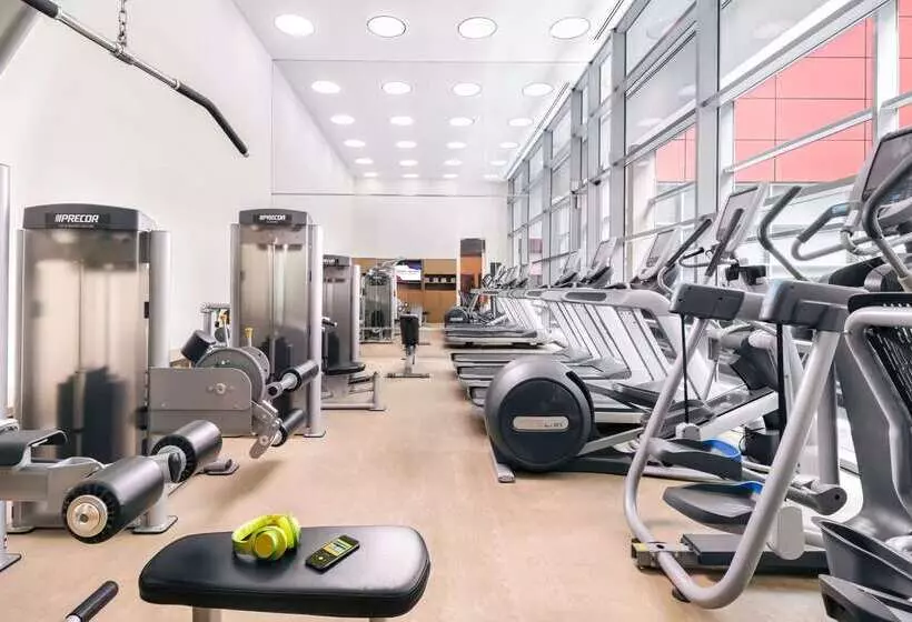 هتل Royal Plaza On Scotts