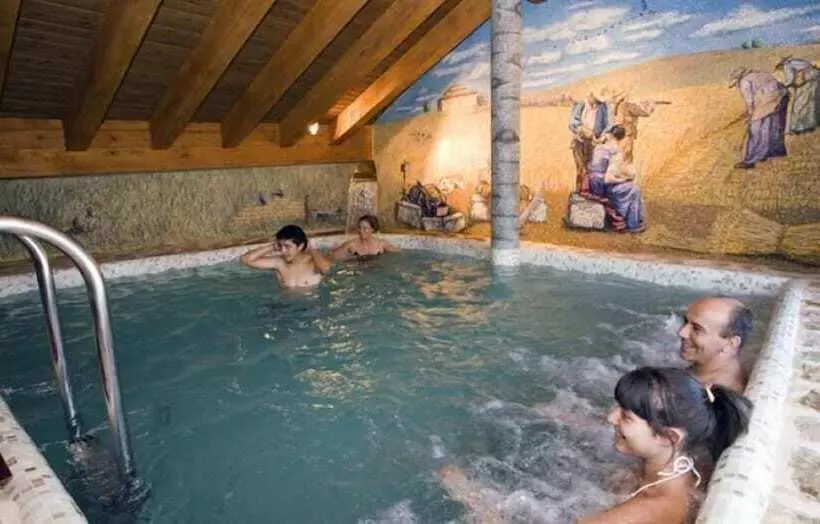 هتل روستایی Posada Los Condestables Hotel & Spa