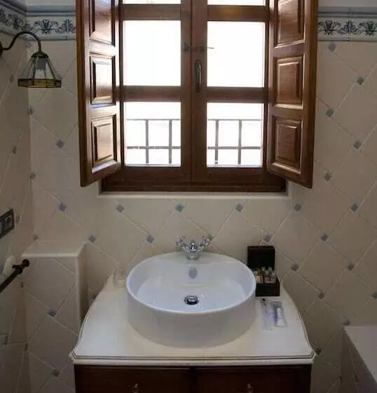 هتل روستایی Posada Los Condestables Hotel & Spa