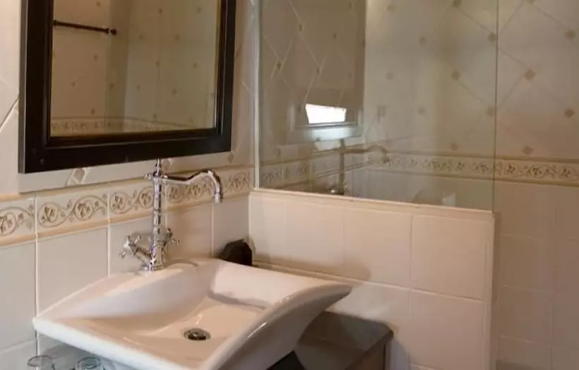 هتل روستایی Posada Los Condestables Hotel & Spa