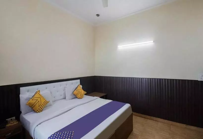 ホテル Spot On 73921 Surya Inn