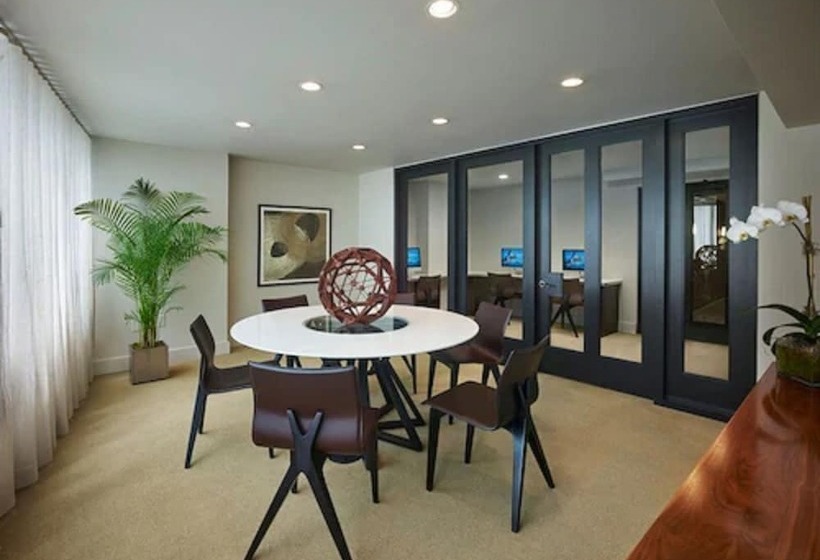 فندق Aka White House