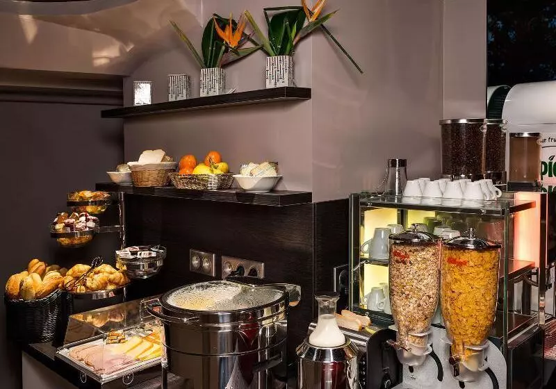 Midnight Hotel Paris