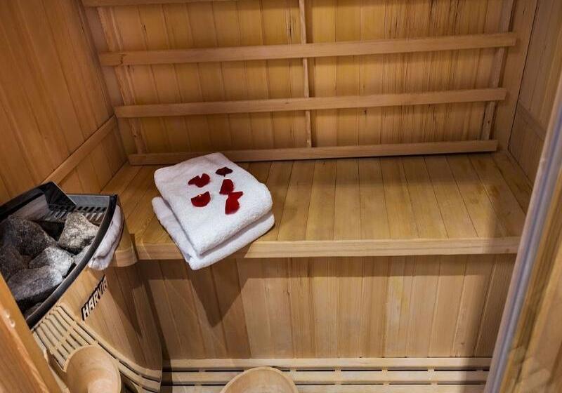 Midnight Hotel Paris