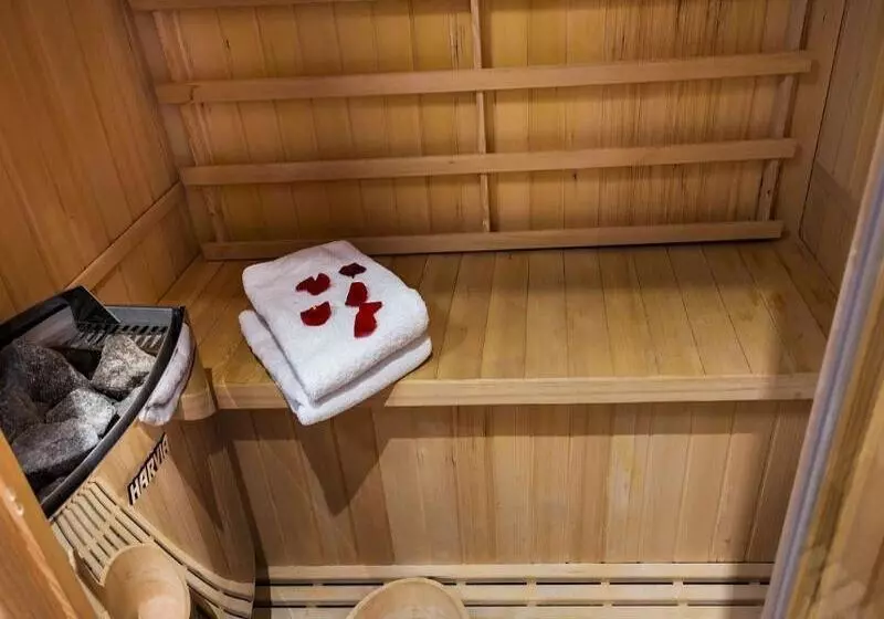 Midnight Hotel Paris