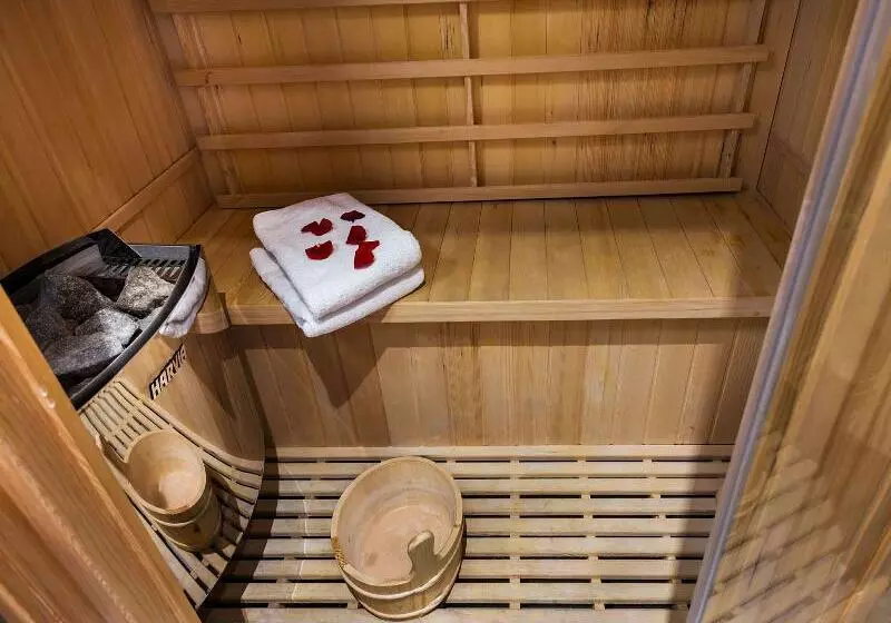 Midnight Hotel Paris