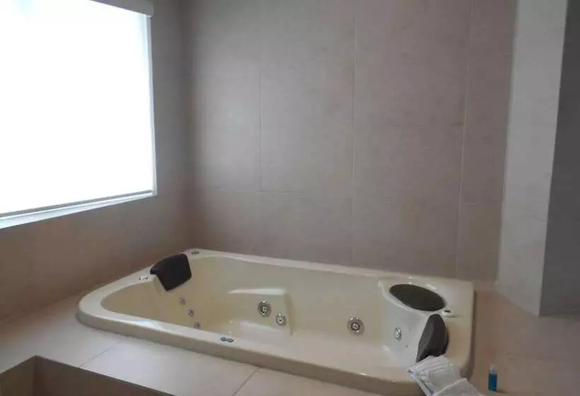 فندق Puente Real